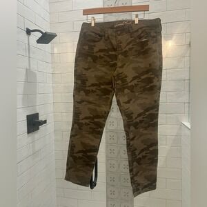 Universal Thread‎ camo jeans 12/31R